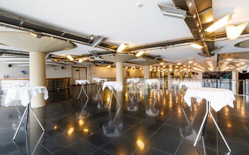 Casino Foyer | © Congress Messe Innsbruck Stehtische im Casino Foyer. | © Congress Messe Innsbruck