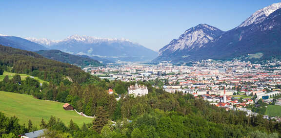 Blick auf Innsbruck - Schloss Ambras | © Innsbruck Tourismus / Tom Bause Blick auf Innsbruck - Schloss Ambras | © Innsbruck Tourismus / Tom Bause