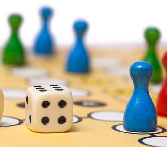 Mensch ärgere dich nicht - Spiel | © stock.adobe.com / gena96 Mensch ärgere dich nicht - Spiel | © stock.adobe.com / gena96
