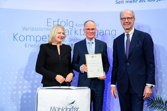 Verleihung Urkunde an Dir. Christan Mayerhofer | © Max Slovencik