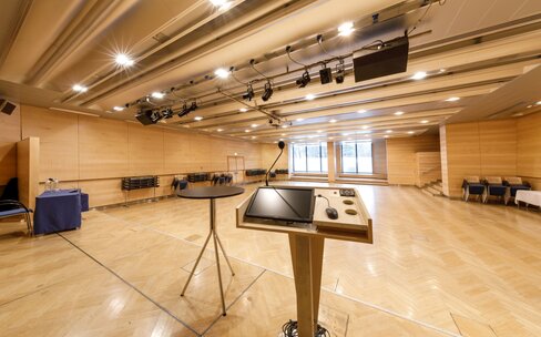 Saal Brüssel | © Congress Messe Innsbruck Saal Brüssel leer mit Rednerpult | © Congress Messe Innsbruck